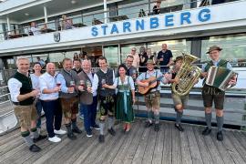 Am Mittwoch fand die Pfälzer Wein-Schifffahrt auf dem Starnberger See statt. Man hat gemerkt, dass fünf Jahre keine Pfälzer Weindegustation mehr stattgefunden hat. Die Nachfrage nach den Karten war groß und alle, die eine der begehrten Karten ergattern konnten, sind gestern froh gelaunt mit einem guten Glas Wein in der Hand auf der MS Starnberg in den Sonnenuntergang gefahren. 