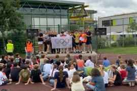 Am 26. Juli beginnen in Paris die Olympischen Spiele. Dieses einmalige Ereignis darf auch im Französischunterricht des Carl-Spitzweg-Gymnasiums nicht fehlen. Aus diesem Grund organisierte das P-Seminar Französisch unter Leitung von Johannes Truckenmüller eine Mini-Olympiade für die 7. Klassen. 