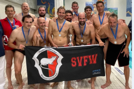 Knapp 4 Minuten war das Pokalfinale um den bayerischen Wasserpokal jung und die Gastgeber, die in Bestbesetzung angetreten sind, führten schon 4:1. Wasserratten-Coach Viktor Sandor nahm nach dem 4. Treffer eine Auszeit. Mit ruhiger Stimme erinnerte er sein Team nochmals an seine Stärken und forderte etwas mehr Konzentration, vor allem im Abschluss vor dem Ingolstädter Tor. Denn die Brucker, die alle direkt vom Büro oder Studium eine etwas längere Anreise, bedingt durch Stau und diverse Verspätungen, hatten,