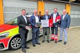 Auf dem Bild v.l.: Thomas Rapp, (Kreisgeschäftsführer Malteser in Gröbenzell), Michael Bärschneider (Wachleiter Malteser Rettungswache Gröbenzell), Sparkassen-Direktor Dirk Hoogen, Dr. Daniel Wachter (Obmann der Notarztgruppe) und Robert Mayer (Filialdirektor der Sparkasse Fürstenfeldbruck).