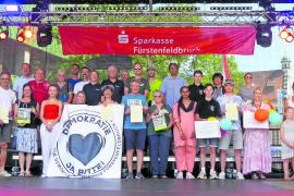 Exakt 114.003 Kilometer erzielten 597 Teilnehmende in 33 Teams beim diesjährigen Stadtradeln der Stadt Fürstenfeldbruck vom 16. Juni bis 6. Juli. Insgesamt wurden 19 Tonnen CO2 vermieden. Die Preisverleihung fand im Rahmen des Altstadtfestes durch Oberbürgermeister Christian Götz und die städtische Verkehrsplanerin Claudia Gessner statt. Die Stadt bedankte sich fürs Mitmachen mit Geldpreisen, Gutscheinen und Radzubehör.