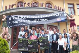Sagenhaftes gemeinsames Engagement zugunsten einer vielfältigen und unterhaltsamen Kulturnacht legen wieder zahlreiche Initiatoren und Sponsoren an den Tag. Das Banner halten Akrobaten/innen vom Schulzirkus des Viscardi-Gymnasiums. Foto: Amper-Kurier