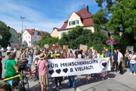 – Am 5. Juli berief sich Turmgeflüster e.V. auf das Versammlungsrecht, um eine Demo zu organisieren. Eine große und buntgemischte Gruppe von Menschen folgte der Einladung und versammelte sich am Hauptplatz, um gemeinsam mit den Jugendlichen des Vereins für demokratische Werte, friedlich und aus Überzeugung, zu demonstrieren.