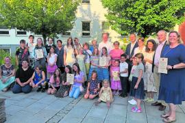Urkunden-Vergabe für den diesjährigen Umweltpreis im Rathausinnenhof: u.a. mit Oberbürgermeister Christian Götz (5. v. r.), Georg Tscharke vom Umweltbeirat (Mitte) und Sparkassendirektor Dirk Hoogen (2. v. r.).