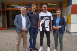 So ein furchtbarer Schicksalsschlag sollte keine Eltern der Welt treffen: Völlig unerwartet verstarb der 14-jährige Nicolas May Anfang Januar 2022 über Nacht an plötzlichem Herztod. Sein Vater, der Fürstenfeldbrucker Trachtendesigner Manfred May, hat mit bewundernswertem Engagement gemeinsam mit Prof. Dr. med. Nikolaus Haas, dem Leiter der Kinderkardiologie des LMU Klinikums Großhadern, daraufhin die „Nicolas May Stiftung“ gegründet.