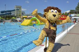 Mehr Action geht nicht! Was auf der Fun & Action Poolparty am 12. August 2024 im Freibad der AmperOase geboten wird, sollten die kleinen und großen Besucher nicht verpassen. Für fünf Stunden verwandelt sich das Freibad in einen besonderen Funpark. Im Zeitraum von 13 bis 18 Uhr stehen unterschiedliche Spielgeräte am bzw. im Wasser zur Verfügung und ein Animationsprogramm bietet dabei reichlich Unterhaltung.