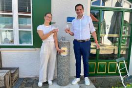 Türkenfeld hat im Innenhof des Linsenmannhauses einen öffentlichen Trinkwasserbrunnen in Betrieb genommen. Passend zum Hochsommer, bietet er Passanten ab sofort Erfrischung bei heißen – und auch kühleren - Temperaturen. Die Gemeinde hat sich mit der Errichtung des Brunnens einer Initiative des Freistaats angeschlossen, die darauf abzielt, Trinkwasser als hochwertiges Lebensmittel im öffentlichen Raum zugänglich zu machen. 