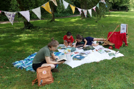 Bei herrlichem Sommerwetter lud Turmgeflüster am 9. August große und kleine Parkbesucher zu einem Picknick mit Büchern ein. Passend zum Thema „Natur pur!“ befanden sich in der rollenden Bücherkiste zahlreiche Bilderbücher, Kinder- und Jugendromane, Sachbücher, und auch Romane für ein erwachsenes Publikum.