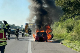 Am 11. August kam es gegen 7.30 Uhr auf der A8 in Fahrtrichtung München zwischen der AS Dachau/Fürstenfeldbruck und der Eschenrieder Spange zu einem Fahrzeugbrand, bei dem ein Hyundai vollständig ausbrannte. Die 60-jährige Fahrerin aus dem Landkreis Fürstenfeldbruck bemerkte während der Fahrt Brandgeruch im Fahrzeug, weshalb sie den Pkw auf den Seitenstreifen lenkte. 