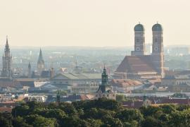 München steht für große Brauereien, das weltbekannte Oktoberfest und eine einzigartige Symbiose aus Moderne und Tradition. In der dynamischen Großstadt treffen die unterschiedlichsten Kulturen aufeinander und versammeln sich in den zünftigen Biergärten, um gemeinsam mit einem Bierkrug auf das Leben anzustoßen, Käsespätzle zu genießen und die bayerischen Werte zu ehren. 