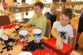 Im Rahmen des Germeringer Ferienprogramms wurde in der zweiten Sommerferienwoche in der Freien evangelischen Gemeinde (FeG) wieder eine Stadt aus Legosteinen gebaut. Auch dieses Mal war das Angebot mit 30 Kindern im Alter von 8-11 Jahren schnell ausgebucht. Die 28 Jungs und 2 Mädchen trafen sich an drei aufeinanderfolgenden Vormittagen, um die Stadt fertigzustellen. 