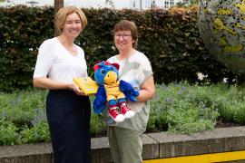Margit Spindler aus dem Landkreis Fürstenfeldbruck ist eine von derzeit 59 freien Mitarbeitern für die Verkehrssicherheit von Kindern beim ADAC Südbayern. 31 Jahre lang war sie für die Mobilitätsbildungsprogramme „Achtung Auto“ und „Aufgepasst mit ADACUS“ der ADAC Stiftung im Einsatz. Kostenfrei besuchte sie Kindergärten und Schulen im Landkreis Fürstenfeldbruck und darüber hinaus.