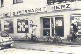 Die Welt verändert sich und mit ihr auch das Einkaufsverhalten der Menschen. Da grenzt es fast schon an ein Wunder, dass es in Gilching noch ein einziges Geschäft gibt, das seit nunmehr 62 Jahren an gleicher Stelle, wenn auch unter wechselnden Namen, die Kunden mit Lebensmitteln und mehr versorgt.      
