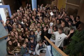 Die Schülerinnen und Schüler sowie Eltern und Lehrer:innen der Rudolf-Steiner-Schule Gröbenzell verabschieden sich in diesem Jahr mit einer besonderen Erinnerung an das Schuljahr in die Sommerferien: An zwei Tagen im Juni diente die Schule als Filmset für die Dreharbeiten zum neuen Kinofilm „Das Leben der Wünsche“ mit Matthias Schweighöfer. 93 Komparsen aus der Schulgemeinschaft hatten die Gelegenheit, daran mitzuwirken und mit einem internationalen Star vor der Kamera zu stehen. 