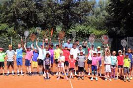 Anfang August wurde auf der Anlage des Tennisclub Olching e.V. in der Amperau 14 wieder die beliebte Tennis-Jugendwoche ausgerichtet. Teilnehmen konnten bei dieser Veranstaltung, die auch über das Olchinger Ferienprogramm angeboten wurde, Kinder und Jugendliche von sechs bis 15 Jahren.