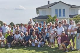 Der Obst- und Gartenbauverein Maisach besuchte mit 36 Erwachsenen und fünf Kindern den Müllerhof in Maisach/Aufkirchen. Johannes Müller führte zu den Muttersauen mit ihren Ferkeln. Dort erfuhr die Gruppe viel Wissenswertes von der Geburt bis zur Schlachtung der Tiere. Die vier Duroc-Eber und die 32 Muttersauen sorgen für ganzjährigen Nachwuchs.