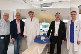 Ein besonders leistungsstarkes Computertomographie-System (CT) bereichert nun die Medizingeräteausstattung des Fachbereichs Radiologie im Klinikum Fürstenfeldbruck, das Klinikvorstand Alfons Groitl, Prof. Dr. Armin Huber (Chefarzt der Radiologie) und der Ärztliche Direktor, PD Dr. Florian Weis bei einem Pressetermin vorstellten.