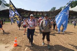 Gestartet war er am Samstag um 14 Uhr bei hochsommerlichen Temperaturen in der Arena von Kaltenberg. Insgesamt 750 Teilnehmerinnen und Teilnehmer schlossen sich dem traditionellen Benefizmarsch an: 379 von ihnen hatten sich die Gesamtstrecke von 100 km vorgenommen, rund 300 erreichten tatsächlich dieses extrem herausfordernde Ziel. 