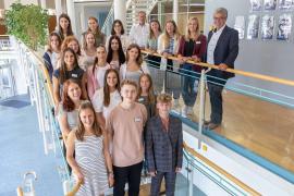 17 Nachwuchskräfte haben am 1. September ihre Ausbildung bzw. das duale Studium im Landratsamt Starnberg begonnen. In den nächsten Jahren können sie sich von den abwechslungsreichen Tätigkeiten eines Landratsamtes überzeugen. Begrüßt wurden die Nachwuchskräfte von Matthias Vilsmayer, dem Stellvertreter des Landrats. Bei einem gemeinsamen Mittagessen fand das erste Kennenlernen statt. 