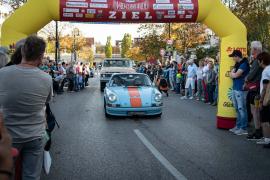 Und wieder heißt es: „Zehn Seen sehen!“ – bei der 10-SEEN-CLASSIC-RALLYE Über 140 Oldtimer und Klassiker am Stück! Wo gibt’s denn so was? Bei der 10-SEEN-CLASSIC-RALLYE, eine der größten Tagesveranstaltung im Oldtimerbereich – ausgerichtet und veranstaltet vom „Pascal Kapp Rallye-Team“.