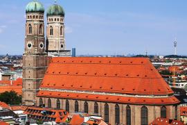 München: Auch für Arztbesuche ist die Landeshauptstadt interessant München entwickelt sich zunehmend zu einem Anziehungspunkt im medizinischen Bereich. Die bayerische Landeshauptstadt verdankt ihre Attraktivität einem breiten Spektrum hochspezialisierter Ärzte, renommierter Kliniken und einer exzellenten Infrastruktur. Diese Faktoren machen die Stadt zum bevorzugten Ziel für Arztbesuche in der gesamten Region. 