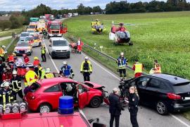 - Am Dienstagnachmittag kam es auf der B471 zu einem schweren Unfall. Ein 27jähriger Fürstenfeldbrucker befuhr die B471 in Richtung Fürstenfeldbruck. Aus bisher unbekanntem Grund kam er kurz vor der Bahnüberführung auf die Gegenfahrbahn und prallte frontal mit einem entgegenkommenden Fahrzeug zusammen.