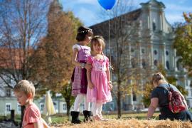  Am 20. Oktober 2024 von 10-18 Uhr findet zum 16. Mal der beliebte Kirta im wunderschönen Klosterareal des Veranstaltungsforums Fürstenfeld statt. Der Fürstenfelder Kirta ist das größte Kirchweihfest im Landkreis. Hier gibt es alles, was Bayern lebens- und liebenswert macht und eine Stimmung wie auf der Oidn Wiesn! Besonders eignet sich der Kirta für einen schönen Familienausflug, zum gemütlichen Beisammensein bei zünftiger Musik und herzhafter Brotzeit.