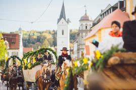 Die Brucker Leonhardifahrt findet heuer am Samstag, den 26. Oktober, statt. Um 13.30 Uhr lädt die Stadt alle herzlich zum Votivamt vor der Kirche St. Leonhard ein. Gegen 14.30 Uhr beginnt im Anschluss der große Festzug, in dem zu Beginn die prächtig herausgeputzten Pferde, das Ochsengespann sowie festlich geschmückte Truhen- und Motivwägen den kirchlichen Segen erhalten.