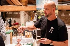 Bereits zum dritten Mal empfängt die Vinessio Weinmesse Fürstenfeldbruck Weinfans im Veranstaltungsforum Fürstenfeld. Am Freitag, 22. November und Samstag, 23. November 2024 warten rund 90 Aussteller in der Tenne mit ihren Weinen und Delikatessen auf die Besucher.