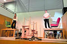 Ein außergewöhnliches Theaterstück ging vor kurzem an der Kerschensteiner Grund- und Mittelschule Germering über die Bühne: „Icebreaker“. Unter der Leitung des Theaterpädagogen Jean-Francois Drozak und seiner Kollegin Tabea Hildner haben zehn Schüler das herausfordernde Thema „Depression im Jugendalter“ kreativ und einfühlsam aufgearbeitet. Gefördert wird die Kampagne von der AOK Bayern.