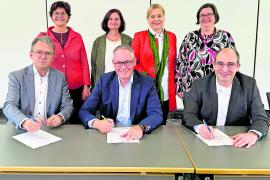 – Mit sichtlicher Freude unterzeichneten Landrat Thomas Karmasin, Bezirkstagspräsident Thomas Schwarzenberger und AOK Direktor Maximilian Georg heute den Vertrag für den Pflegestützpunkt im Landkreis Fürstenfeldbruck. Ab März 2025 wird der Pflegestützpunkt seinen Betrieb aufnehmen und den Bürgerinnen und Bürgern des Landkreises ein neutrales, unabhängiges und kostenfreies Angebot zur Aufklärung, Auskunft und Beratung rund um das Thema „Pflege“ bieten. 