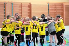 Die Bullach Bees erweitern ihr Angebot und planen eine neue Trainingsgruppe für Kids im Alter von ca. sechs bis neun Jahren. Das Angebot richtet sich an alle Mädchen und Jungs in Olching und Umgebung, die gerne einmal Floorball, die schnelle Hockey-Variante in der Halle, ausprobieren möchten. Zur Anmeldung genügt einfach eine Mail mit Namen und Alter des Kindes an floorball@tsv-geiselbullach.de.