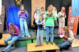 – Zwölf Kinder und Jugendliche des Vereins Turmgeflüster e.V. tauchten Anfang Oktober einen ganzen Tag lang in das Harry Potter-Universum ein, um zu beweisen, dass eine gemeinsame Geschichte Grenzen überwinden und Menschen verbinden kann. Der vielsprachige Theater-Workshop war ein Beitrag des Vereins zu den Interkulturellen Tagen.