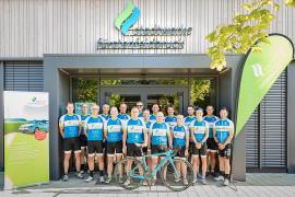 – Mit dem Gravelbike hat sich in den letzten Jahren eine neue Gattung auf dem Fahrradmarkt etabliert. Die Räder erinnern optisch an Rennräder, sind aber mit stabileren Rahmen und vor allem breiteren Reifen flexibler einsetzbar. So ist je nach Modell das Befahren von Forst- und Schotterstraßen oder sogar Trails möglich.