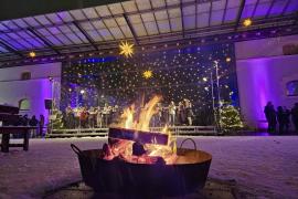 Beim “Advent in Fürstenfeld” am 29.11 bis 1.12.2024 präsentiert sich das Klosterareal von seiner schönsten Seite. Am ersten und zweiten Dezember-Wochenende stimmen Lichterglanz, Leckereien, Markt, Kunst & Musik auf die Weihnachtszeit ein – alles bei freiem Eintritt! 