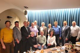 Die Jahresabschlussfeier der Bauinnung Fürstenfeldbruck fand am Freitag, den 22. November 2024 im Restaurant Vierwasser statt. Die gut besuchte Veranstaltung begann mit einer herzlichen Begrüßung durch Obermeister Markus Krabacher, der einen Überblick über die aktuelle Lage am Bau gegeben hat.