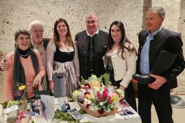 Nach über 35 Jahren als Vorsitzender der Bauernquelle hat Josef Unglert aus Puchheim, sein Amt in jüngere Hände gelegt. Der landwirtschaftliche Direktvermarkterverein, der auch den wöchentlichen  Bauernmarkt organisiert, hat jetzt für seinen scheidenden Gründungsvorstand ein zünftiges Fest veranstaltet.