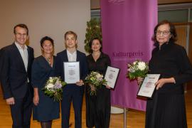  Am Donnerstagabend hat Landrat Stefan Frey die Kulturpreise des Landkreises Starnberg 2024 verliehen. Dokumentarfilmerin Daria Kuschev wurde für ihre feinfühlige Art, mit der sie Menschen und deren Schicksale in den Fokus stellt, mit dem Kulturpreis ausgezeichnet. Der 17-jährige Raphael Christoph wurde mit dem Kulturförderpreis ausgezeichnet. Die Kulturgruppe des Integrationspunktes Weßling (Nachbarschaftshilfe Weßling) unter der Leitung von Ulrike Roos von Rosen erhielt den Anerkennungspreis. 