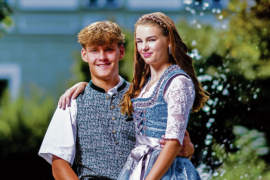 Beim Faschingsauftakt am 11. November, 11.11 Uhr, im Dahoam war das Jugendprinzenpaar 2025, Prinzessin Amelie II. und Prinz Ferdinand I., erstmals der Öffentlichkeit präsentiert worden.