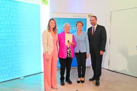 – Das Bayerische Staatsministerium für Gesundheit und Pflege ehrt die Olchingerin Helena Sarvas für ihr außergewöhnliches ehrenamtliches Engagement mit dem Preis Weißer Engel. Staatsministerin Judith Gerlach, MdL, überreichte die Auszeichnung im Orangeriesaal des Schlosses Nymphenburg in München.