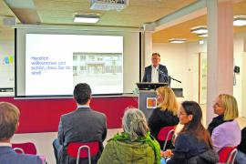 – Der Modulbau für die Pestalozzi-Schule an der Bismarckstraße ist rechtzeitig zum neuen Schuljahr fertig gestellt worden und bietet nun dringend benötigte Räumlichkeiten für das Sonderpädagogische Förderzentrum. Die Pestalozzi-Schule hatte zur Ganztagsbeschulung längere Zeit das Erdgeschoss der alten Landwirtschaftsschule belegt. Dieser Gebäudeteil musste jedoch in Folge eines Wasserschadens und der daraus resultierenden nicht mehr gesicherten Gebäudestatik 2022 gesperrt werden.