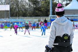– Rund 30 Kinder haben sich am Samstagmittag bei strahlendem Sonnenschein im Eisstadion der Amperoase als Eishockeyspieler ausprobiert. Konrad Schober, der Leiter der Laufschule des EVF, bekam für die Aktion „Kids on Ice“ Unterstützung der Brucker ersten Mannschaft sowie der Brucker 1b. Spieler beider Mannschaften gingen mit aufs Eis. 