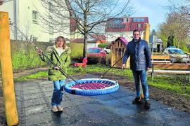 Schaukeln, herumtoben, in einem Spielhaus herumklettern, für Kinder im Türkenfelder Altort ist das ab sofort wieder möglich. Der Spielplatz im Duringveld wurde saniert und mit neuen Geräten ausgestattet. Geeignet ist das Areal vor allem für kleinere Kinder.