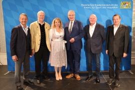 Am 30.11.2024 wurde dem SC Maisach e.V. die Sportplakette des Bundespräsidenten verliehen. In einem sehr festlichen Rahmen überreichte der Bayr. Staatsminister Joachim Hermann die Sportplakette an die amtierenden Vorstände des SC Maisach. Auch unser zweiter Bürgermeister Roland Müller ließ es sich nicht nehmen, an dieser besonderen Ehrung teilzunehmen.