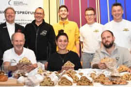 Wortwörtlich wieder im Munde zergehen ließ sich der Sachverständige vom Institut für Qualitätssicherung von Backwaren (IQBack), Manfred Stiefel, 30 verschiedene Proben an Stollen, Lebkuchen und Plätzchen, mit viel Mühe hergestellt von sechs Landkreisbäckereien.