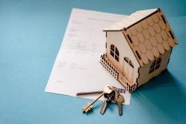 Wer sich etwas mit dem Immobilienmarkt auskennt, weiß: Der Wert eines Hauses oder einer Wohnung wird von zahlreichen Faktoren beeinflusst. Für Hausbesitzer ist es sinnvoll, ihre Immobilie nicht nur zu erhalten, sondern gezielt Maßnahmen zu ergreifen, die ihren Wert steigern. Ob durch Modernisierung, nachhaltige Technologien oder ästhetische Verbesserungen – es gibt zahlreiche Ansätze, die nicht nur den Wiederverkaufswert erhöhen, sondern auch den Wohnkomfort steigern. 