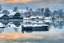 Der renommierte Fotodesigner Johann Belle aus hat erneut einen Wörthseekalender herausgebracht, der die Schönheit der Region in beeindruckenden Bildern festhält. Der Kalender, der in den Formaten DIN A3(20,99 €) und A2 (27,99 €) erhältlich ist, bietet eine wunderbare Möglichkeit, die spektakulären Landschaften und vielfältigen Perspektiven der Umgebung zu genießen.