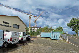 Aufgrund des Umzuges des Bauhofes der Gemeinde Mammendorf wurde dem AWB das Grundstück des Wertstoffhofes Mammendorf sowie der dort angrenzende bisherige Bauhof zum Kauf angeboten. Das Gelände umfasst 8114 m². Der Kreistag hat dem Ankauf zugestimmt, da es für den AWB eine einmalige Gelegenheit ist, den Wertstoffhofstandort dauerhaft zu sichern und auf dem ehemaligen Bauhofgelände seinen eigenen Betriebshof zu betreiben. 