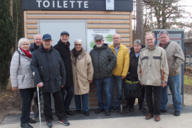  Zufriedenheit signalisierten alle Beteiligten, darunter Mitglieder des Seniorenbeirats und des Beirats für Menschen mit Behinderung: der lang gehegte Wunsch einer weiteren barrierefreien Toilette auf dem Waldfriedhof ging jetzt in Erfüllung. Sie befindet sich im westlichen Teil unmittelbar nach dem Eingang vom Parkplatz an der Landsberger Straße, sodass die Besucher im Falle des Falles, wenn die Blase einmal drückt, nun nicht mehr den weiten Weg bis zur Aussegnungshalle zurücklegen müssen.
