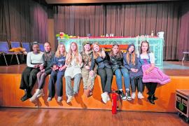 In nur einer Schulwoche Anfang Dezember bereiteten fünf Schülerinnen der Realschule und vier Schülerinnen der Mittelschule gemeinsam eine Theateraufführung zum Thema gesunde Ernährung vor. 